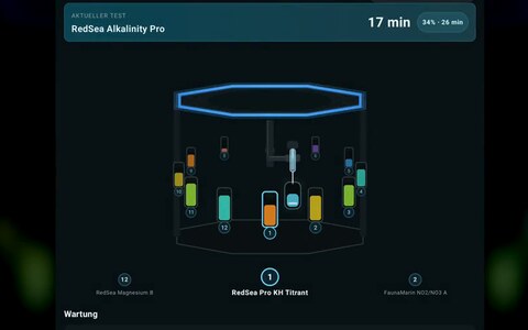 Die ReefBot-App mit einem ReefBot Lab: zwölf Vials im Karussell und der laufende Test